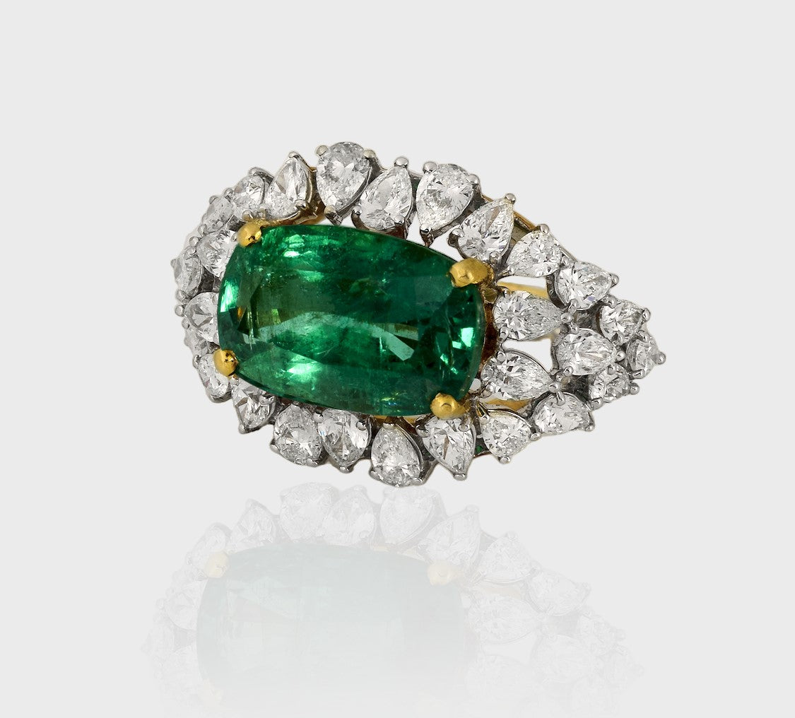 Ring with pear shape diamonds and oval emerald that celebrates the timeless allure of Emeralds and the exquisite brilliance of Diamonds.(PGDR0387)