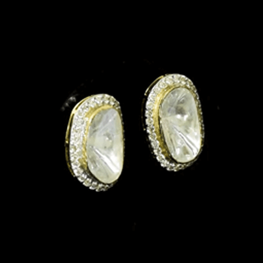 Halo Diamond Polki Tops Oversized Diamond Polki centres embraced by shimmering round diamonds, creating bold statement tops with refined brilliance and contemporary sophistication.(GDE0479)