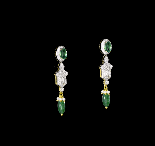 This elegant necklace set features sparkling diamonds and rich green emeralds, beautifully paired with emerald maniya stringing. A perfect blend of classic charm and modern design, ideal for weddings, parties, or special occasions. (GDNE0512)