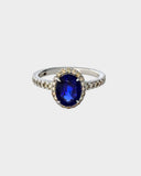 A refined ring featuring a vivid kyanite centre stone encircled by round diamonds, offering elegant contrast, brilliance, and timeless sophistication. (GDR0351)
