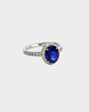 A refined ring featuring a vivid kyanite centre stone encircled by round diamonds, offering elegant contrast, brilliance, and timeless sophistication. (GDR0351)