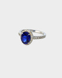 A refined ring featuring a vivid kyanite centre stone encircled by round diamonds, offering elegant contrast, brilliance, and timeless sophistication. (GDR0351)