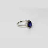 A refined ring featuring a vivid kyanite centre stone encircled by round diamonds, offering elegant contrast, brilliance, and timeless sophistication. (GDR0351)