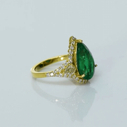 Pear-cut emerald ring with sparkling diamonds, designed for timeless elegance, luxury, and everyday sophistication.(KCA-8)