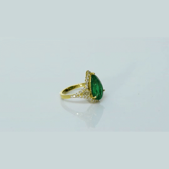 Pear-cut emerald ring with sparkling diamonds, designed for timeless elegance, luxury, and everyday sophistication.(KCA-8)