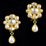 Necklace in single line and tops pair in 18k gold with uncut diamondThis stunning necklace and earring set features a single line of exquisite Dia Polki stones - KMNE3203, KME2187