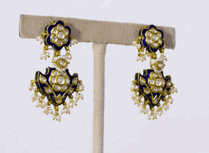 Elevate your style with this exquisite blue Meena Pankhi necklace and earring set, featuring uncut diamonds and delicate pearls. A timeless blend of traditional artistry and elegance, perfect for festive and bridal occasions.(KMNE3625) + (KME2445)