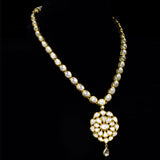 Necklace in single line and tops pair in 18k gold with uncut diamondThis stunning necklace and earring set features a single line of exquisite Dia Polki stones - KMNE3203, KME2187