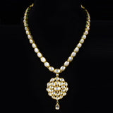 Necklace in single line and tops pair in 18k gold with uncut diamondThis stunning necklace and earring set features a single line of exquisite Dia Polki stones - KMNE3203, KME2187