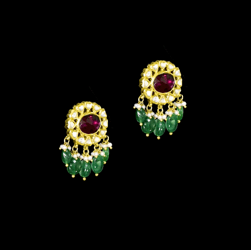 Grace your neckline with this elegant white choker necklace and tops set, featuring uncut diamonds and a striking center pink stone. A refined choice for contemporary brides and festive wear.(KMNE3576)