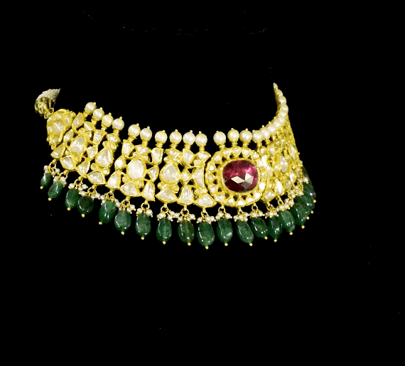 Grace your neckline with this elegant white choker necklace and tops set, featuring uncut diamonds and a striking center pink stone. A refined choice for contemporary brides and festive wear.(KMNE3576)