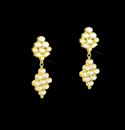 Timeless and radiant, this necklace and earring pair showcases the brilliance of all uncut diamonds. A perfect statement of elegance and tradition, ideal for weddings, celebrations, and heirloom collections.(KMNE3577)