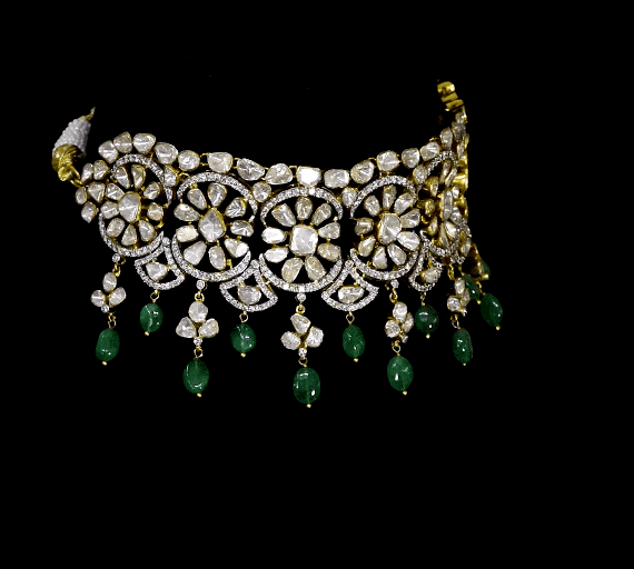 Turn heads with this stunning fusion-style necklace and earring pair, featuring a brilliant mix of round diamonds and uncut polki, beautifully strung with lush emerald maniya beads. A perfect harmony of elegance and modern charm.(KMNE3600)