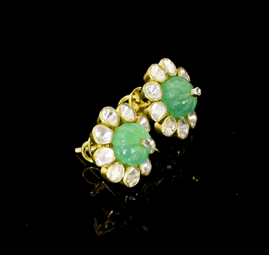 Discover refined elegance with this fusion-style necklace set, featuring a carved emerald centerpiece surrounded by uncut diamond Polki. A perfect harmony of tradition and modernity, crafted to make a statement.(KMNE3614)