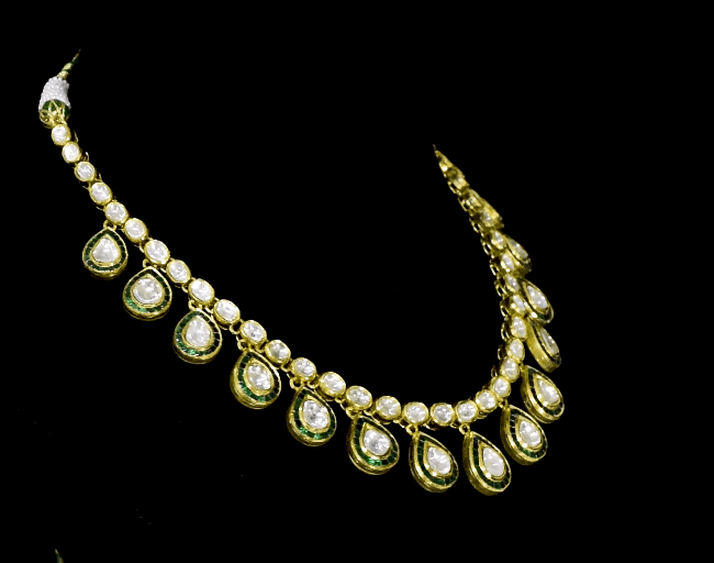 Elegance redefined with this stunning necklace, featuring uncut diamond Polki and graceful pear-shaped drops. A timeless design that captures the essence of luxury, perfect for weddings, festivities.(KMNE3617)