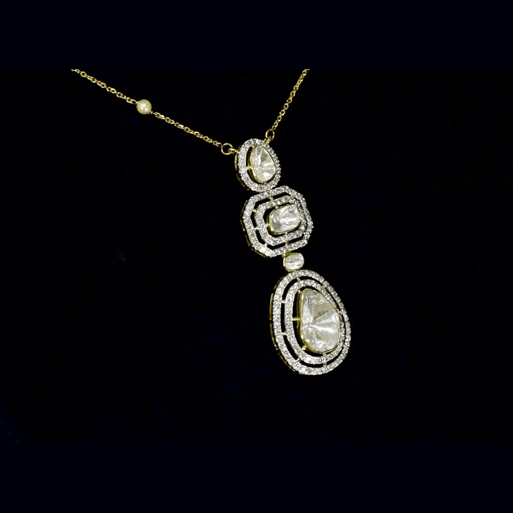 Featuring hand-set polki diamonds with shimmering diamond halos and a gold chain adorned with pearls, this pendant is a masterpiece of heritage luxury. (KMPE1384)