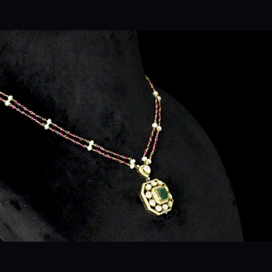 Fusion Emerald Pendant Set Contemporary pendant set featuring a vivid emerald, diamond polki and brilliant diamonds, gracefully strung with ruby and pearl in gold-wire chain for refined elegance.(KMPE1401)