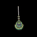 Adorn your look with this elegant Ekposta Maangtika featuring uncut diamond Polki, beautifully strung with emerald maniya and pearls.(KMTK0226)