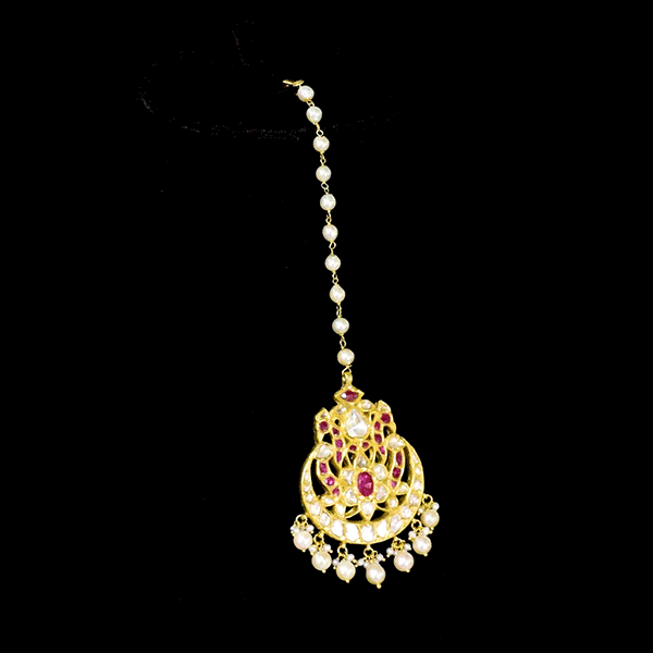 Enhance your bridal charm with this stunning maangtika, featuring uncut diamonds and vibrant rubies, beautifully strung with pearls.(KMTK0227)