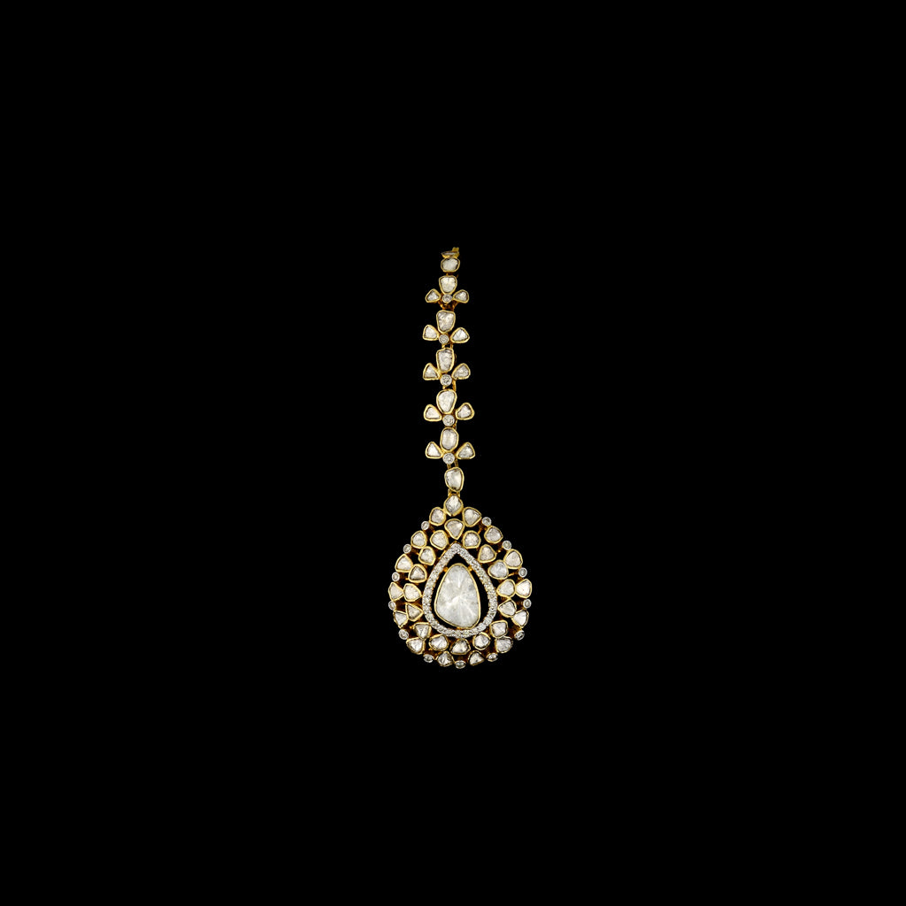 Elegant fusion-style tika adorned with uncut diamond Polki and sparkling round diamonds—perfect blend of tradition and modern glamour.(KMTK0240)