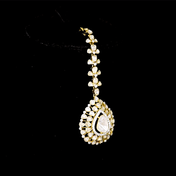Elegant fusion-style tika adorned with uncut diamond Polki and sparkling round diamonds—perfect blend of tradition and modern glamour.(KMTK0240)