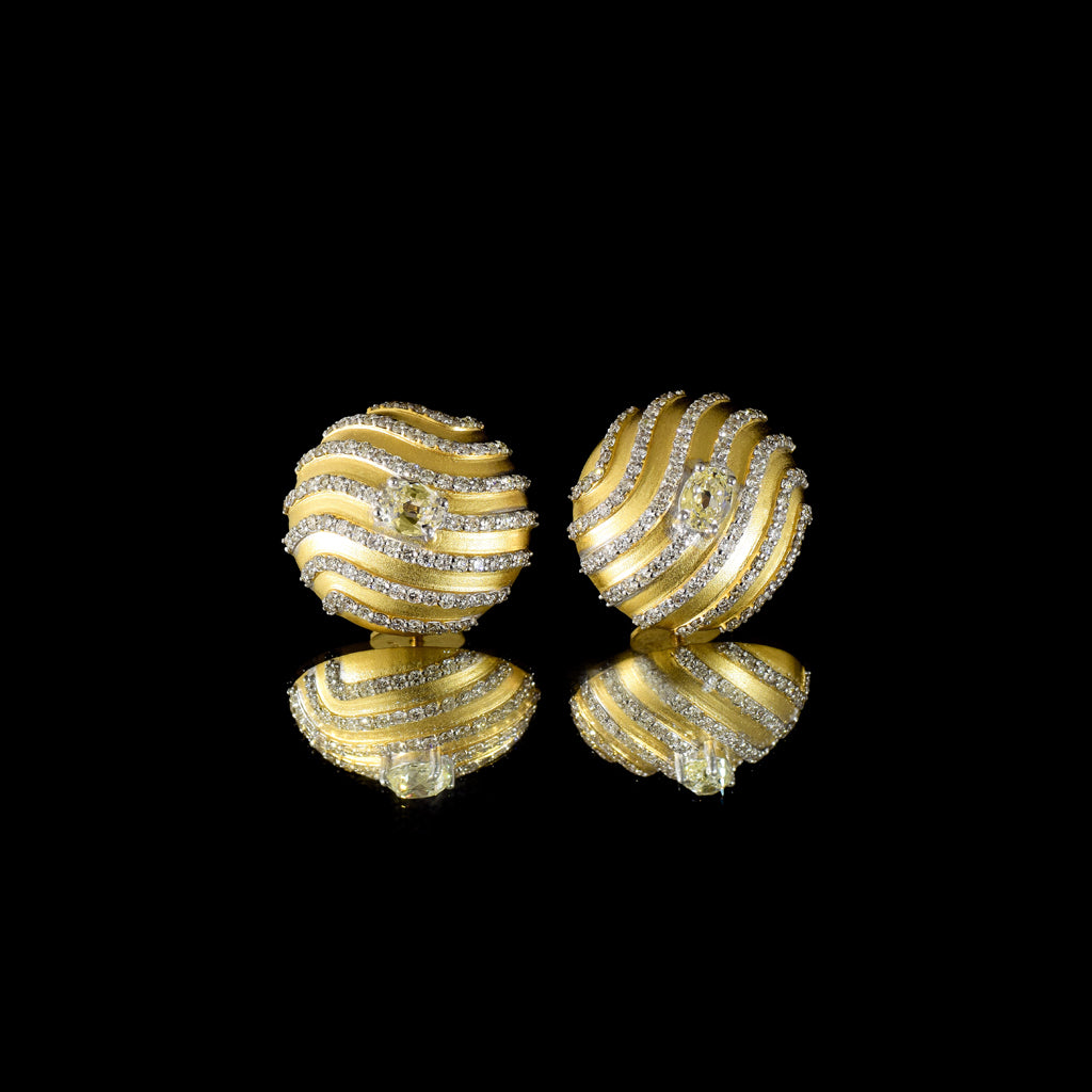 Classic and elegant tops pair featuring a central diamond mutual cut solitaire, gracefully surrounded by sparkling round diamonds—perfect for adding timeless brilliance to any ensemble.(PGDE0402)