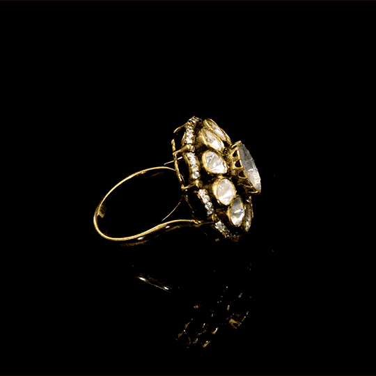 Ring with uncut diamond and full cut diamond in 18k gold.This stunning ring features a beautiful cut diamond, delicately set in a 18k gold band. - KMR0159