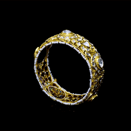 Ekposta Patla with uncut diamond in 18k gold and pearls.The Patla is adorned with stunning Uncut Diamonds, which are also known as Polki Diamonds. - KMB0534